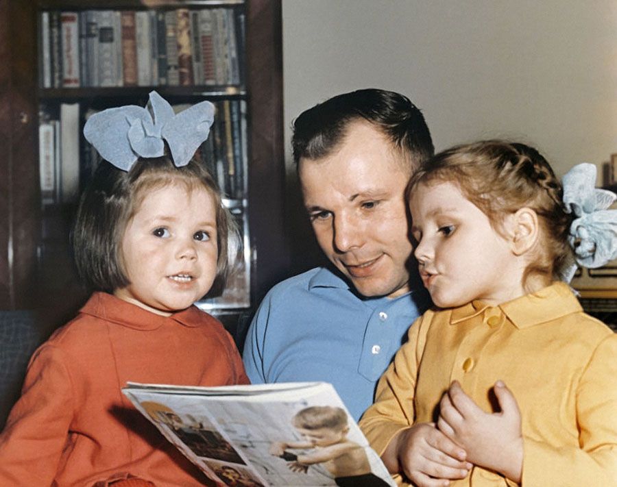 Гагарин с дочками